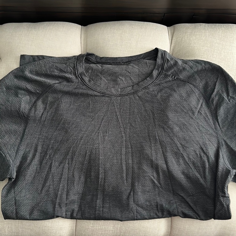 Lululemon Metal Vent 2.0 Size M Like New